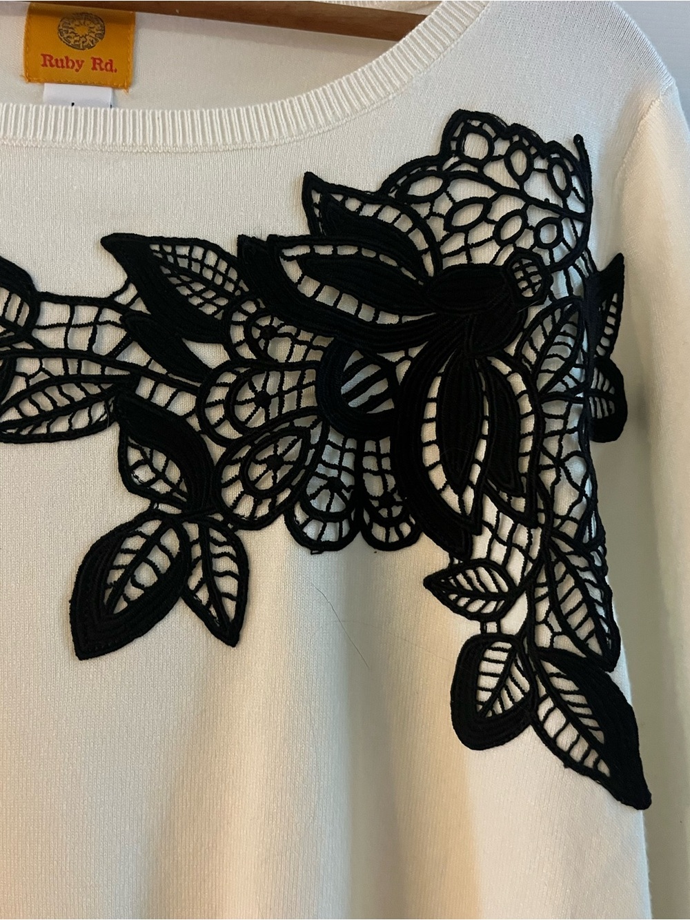 Women’s Ruby Rd Size Large Ivory Knot Sweater - Picture 2 of 6